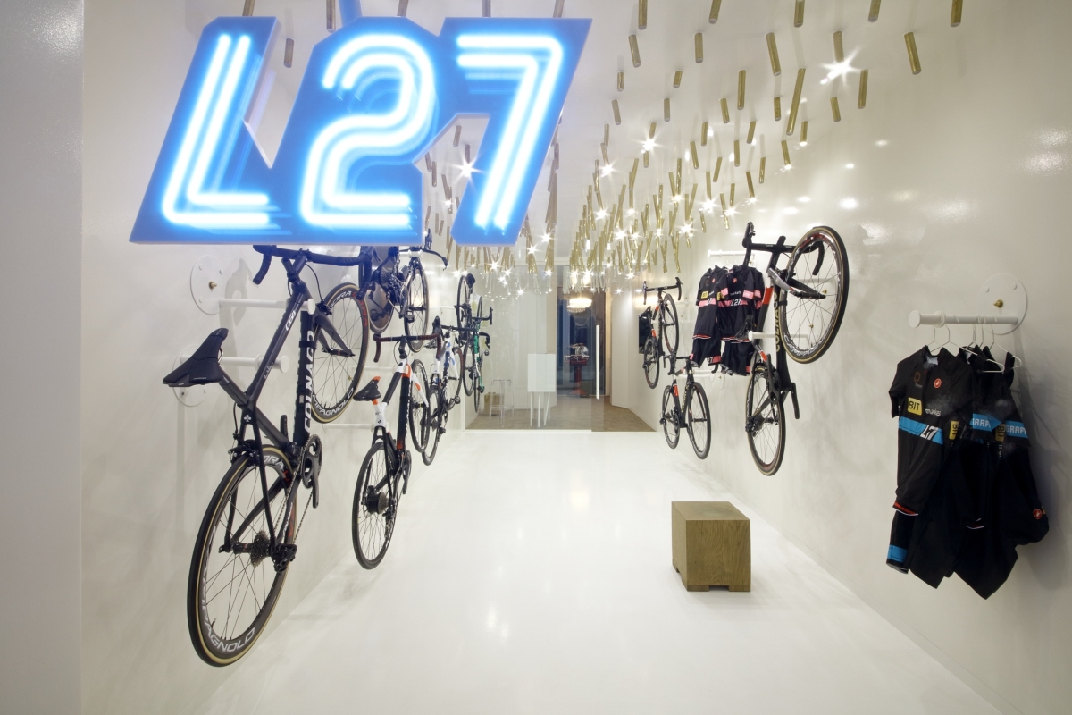 Minimalismo ricercato: il bike & coffee shop L27 rivoluziona gli interni con HIMACS