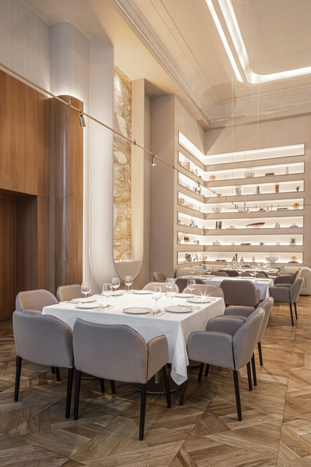 Ivanka Restaurant, eine Kombination aus Luxusdesign und Gastronomie. Büro ARCHPOINT. Foto Olga Melekestseva