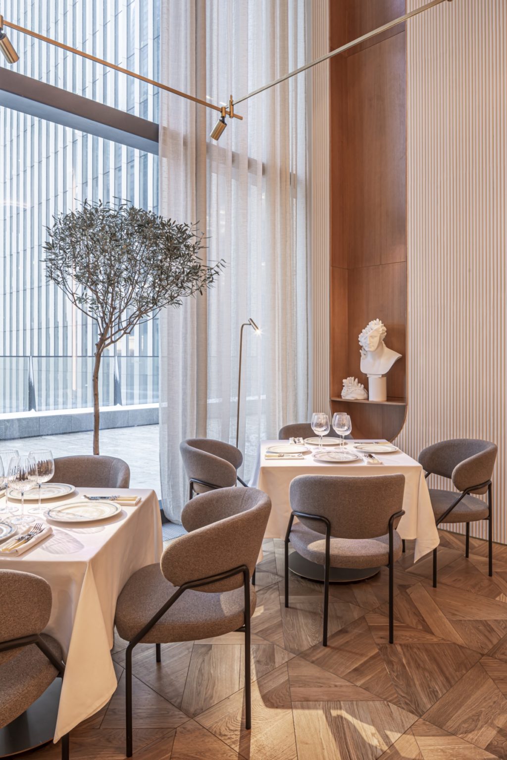 Ivanka Restaurant, eine Kombination aus Luxusdesign und Gastronomie. Büro ARCHPOINT. Foto Olga Melekestseva