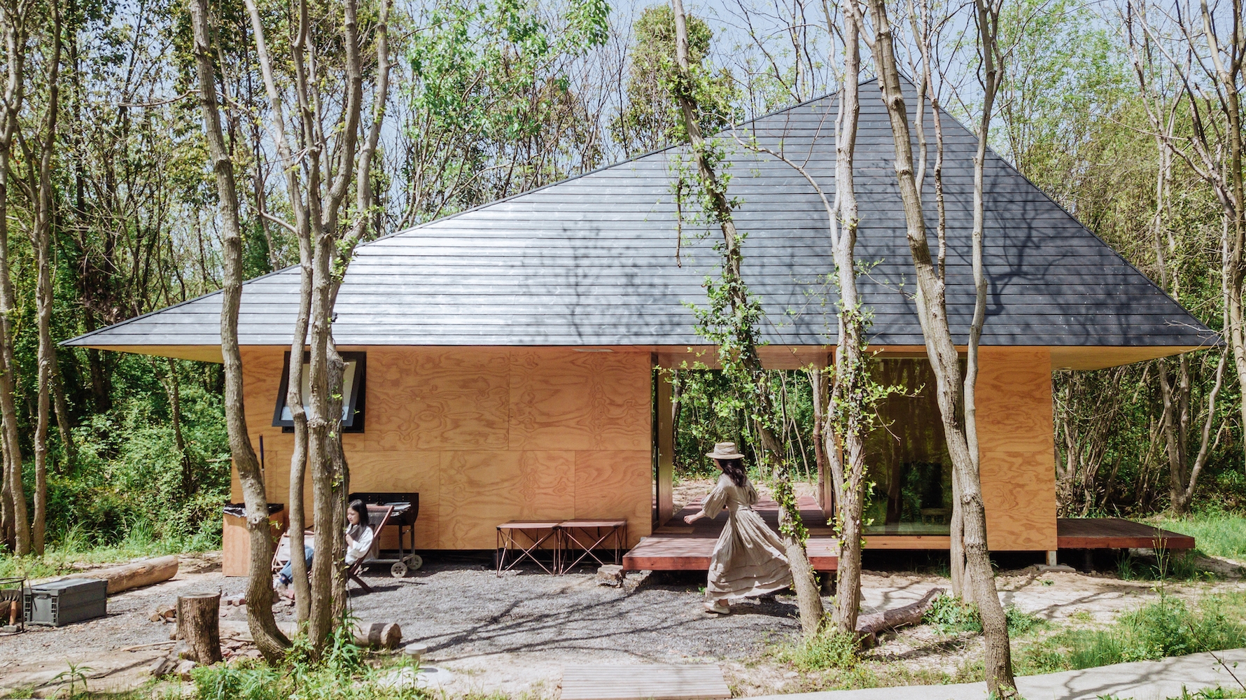 La capanna in legno tra i cespugli: il rifugio nella natura di una famiglia di professionisti del web a Wuhan