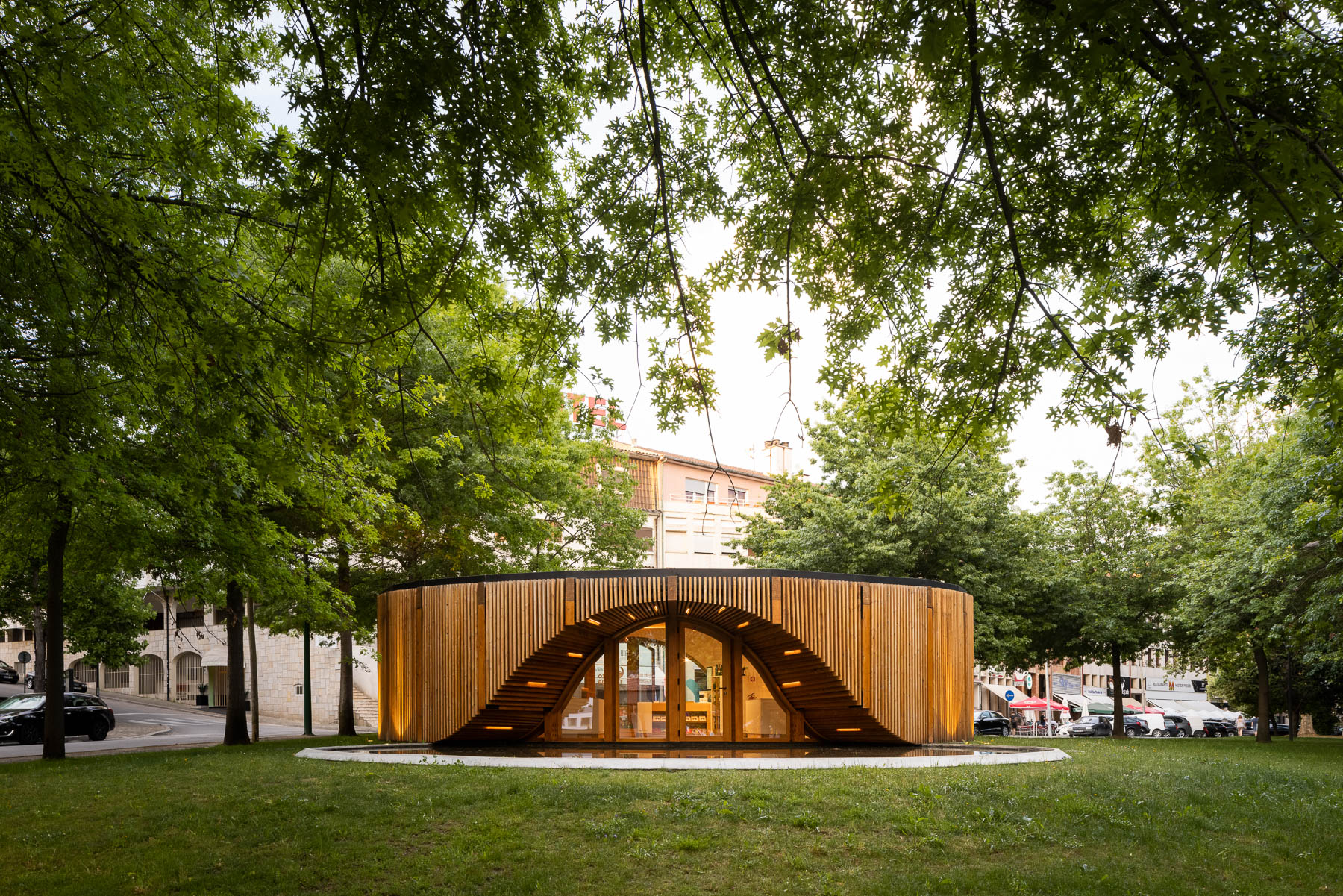 Alto Tâmega Tourism Info Point: un edificio in legno sostenibile che rappresenta la natura della regione – AND-RÉ Architecture