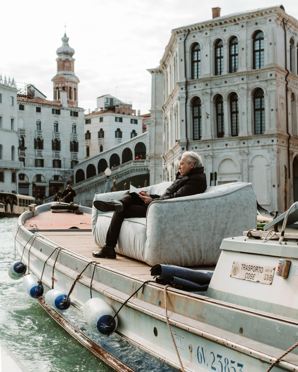 FLOAT: il divano che galleggia tra i canali di Venezia, progetto di Massimo Iosa Ghini per Felis al FuoriSalone 2023