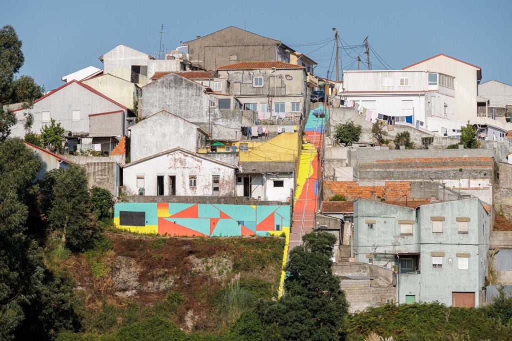 Περιεκτικοί χώροι για τα μονοπάτια της κοινότητας Escadinhas. Αρχιτεκτονικές Paulo Moreira με Verkron. Ph Ivo Tavares Studio