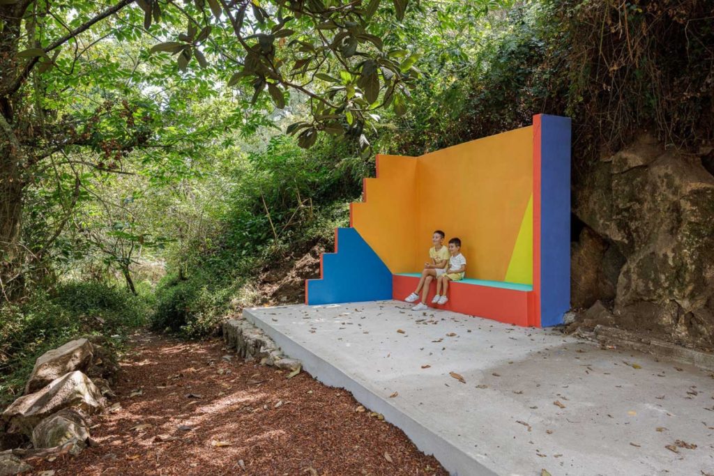 Περιεκτικοί χώροι για τα μονοπάτια της κοινότητας Escadinhas. Αρχιτεκτονικές Paulo Moreira με Verkron. Ph Ivo Tavares Studio