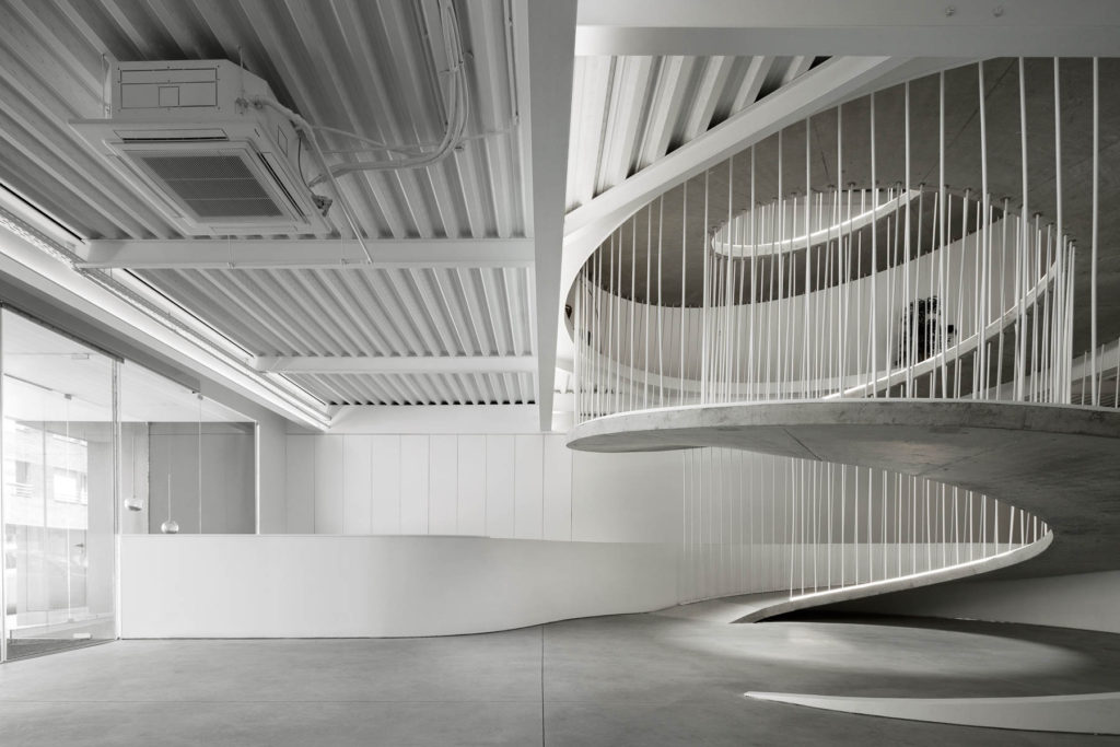 Tra luce naturale e flessibilita la nuova sede di EGOI e CLAVELS KITCHEN. PAULO MERLINI architects. Photo Ivo Tavares Studio