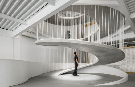 Zwischen natürlichem Licht und Flexibilität der neue Firmensitz von EGOI und CLAVELS KITCHEN. PAULO MERLINI Architekten. Foto Studio Ivo Tavares