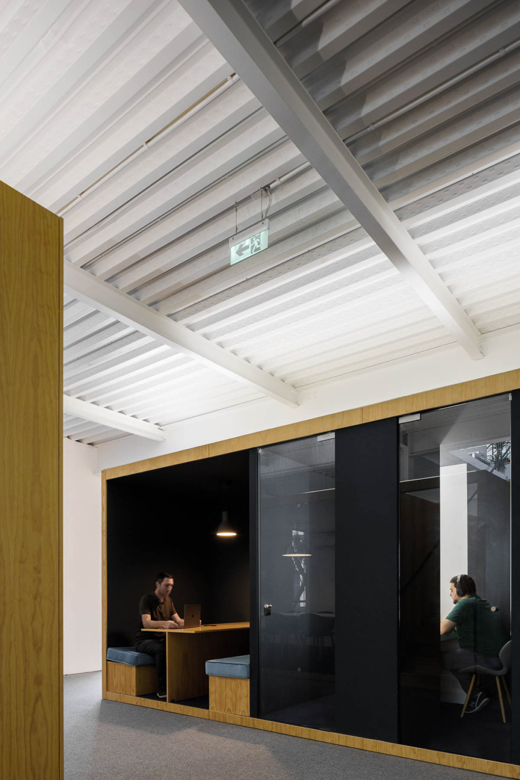 Ανάμεσα στο φυσικό φως και την ευελιξία τα νέα κεντρικά γραφεία EGOI και CLAVELS KITCHEN. PAULO MERLINI αρχιτέκτονες. Φωτογραφία Ivo Tavares Studio