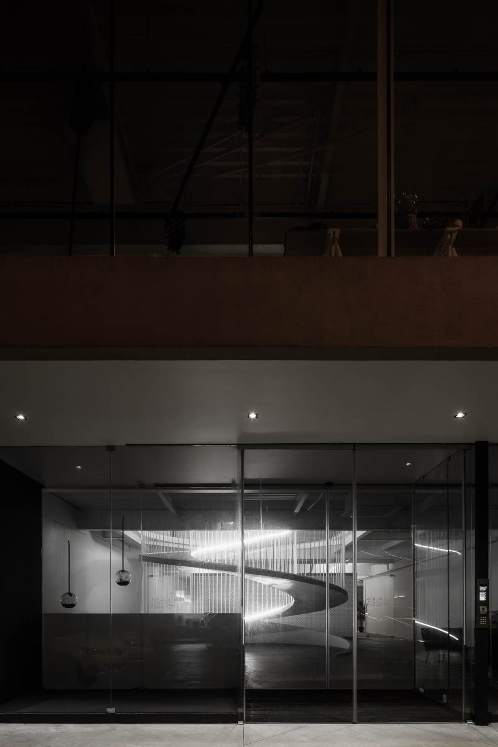 Ανάμεσα στο φυσικό φως και την ευελιξία τα νέα κεντρικά γραφεία EGOI και CLAVELS KITCHEN. PAULO MERLINI αρχιτέκτονες. Φωτογραφία Ivo Tavares Studio