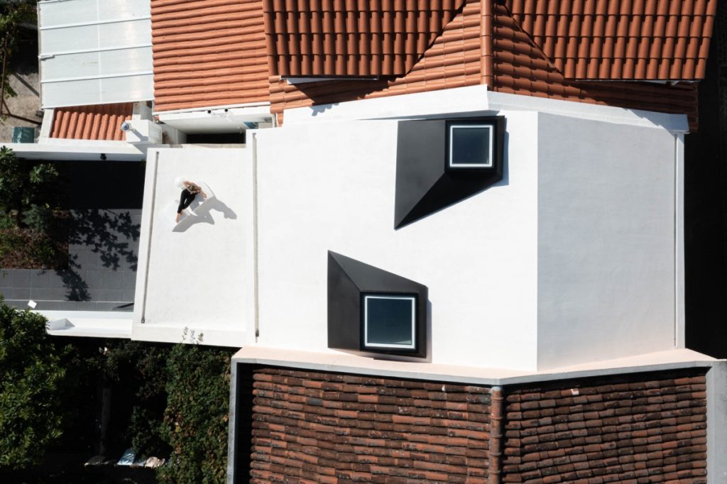 Una piccola casa alle Azzorre. Windmill House di BOX arquitectos. Ph Ivo Tavares Studio