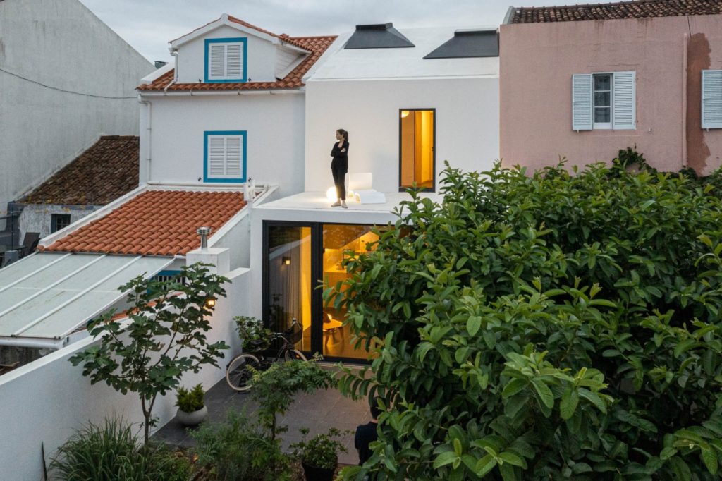 Una piccola casa alle Azzorre. Windmill House di BOX arquitectos. Ph Ivo Tavares Studio