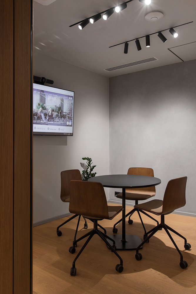 Armonía entre minimalismo y comodidad la nueva oficina GloraX. Estudio de punto de arco
