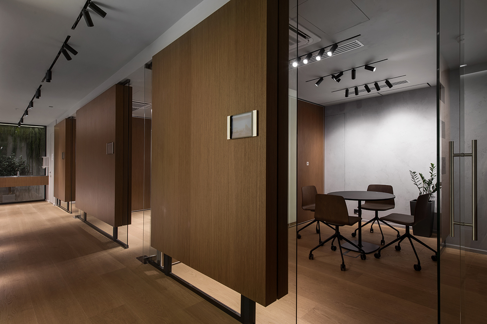 Harmonie entre minimalisme et confort le nouveau bureau GloraX. Studio Archpoint