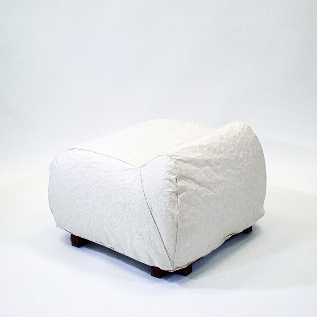 Siège en papier Marshmallow conçu par Yiran Li. le papier devient une expérience assise