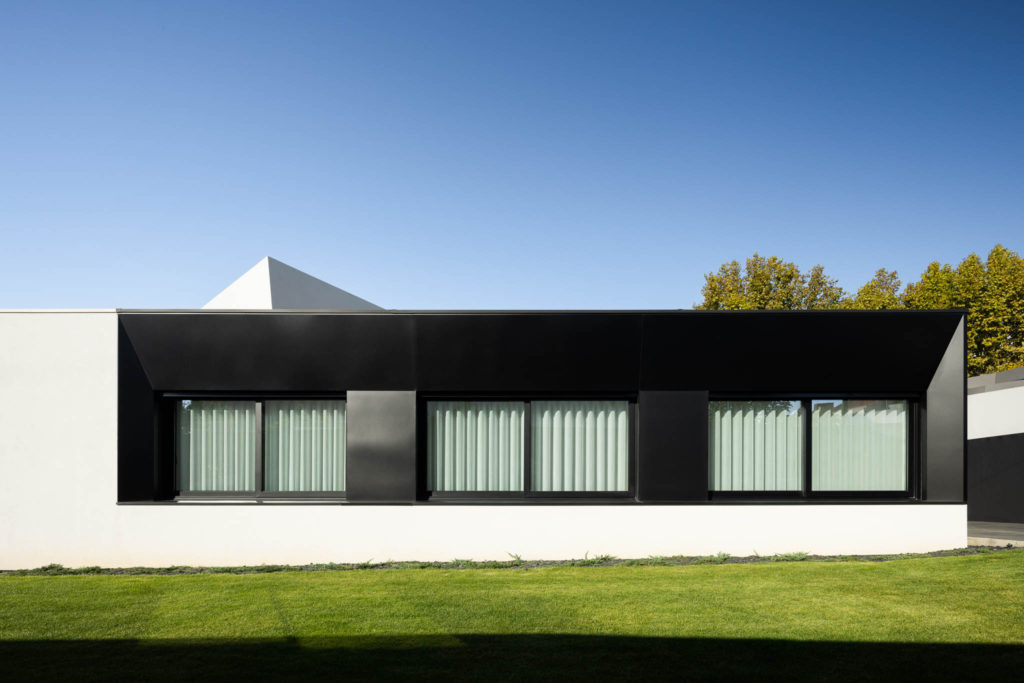 Elegancia dinámica de la casa TILT. ARQUITECTURA Y DISEÑO MUTANTE