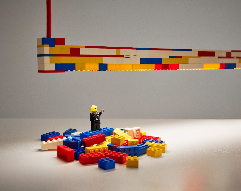 παιχνιδιάρικο και συναισθηματικό σχέδιο. Γραμμικό φωτιστικό LEGO της Ambience Studio. Photo CreditsBen Glezer