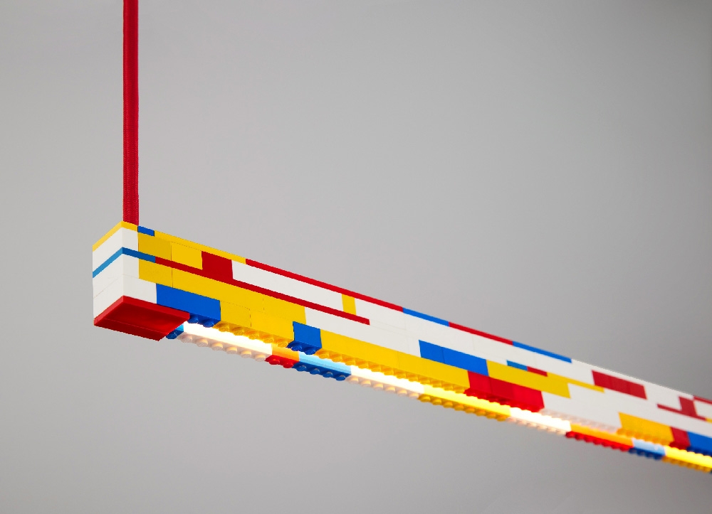 παιχνιδιάρικο και συναισθηματικό σχέδιο. Γραμμικό φωτιστικό LEGO της Ambience Studio. Photo CreditsBen Glezer