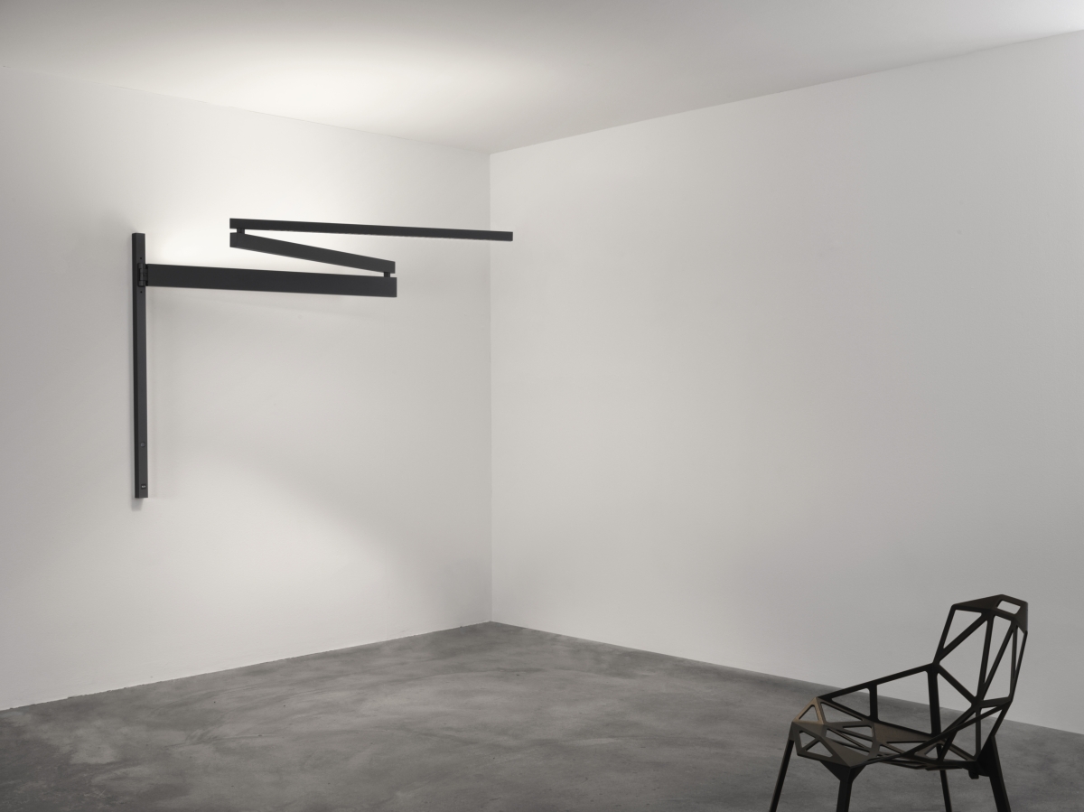 Illuminazione potente e minimalista per spazi audaci: Black Flag, design di Konstantin Grcic