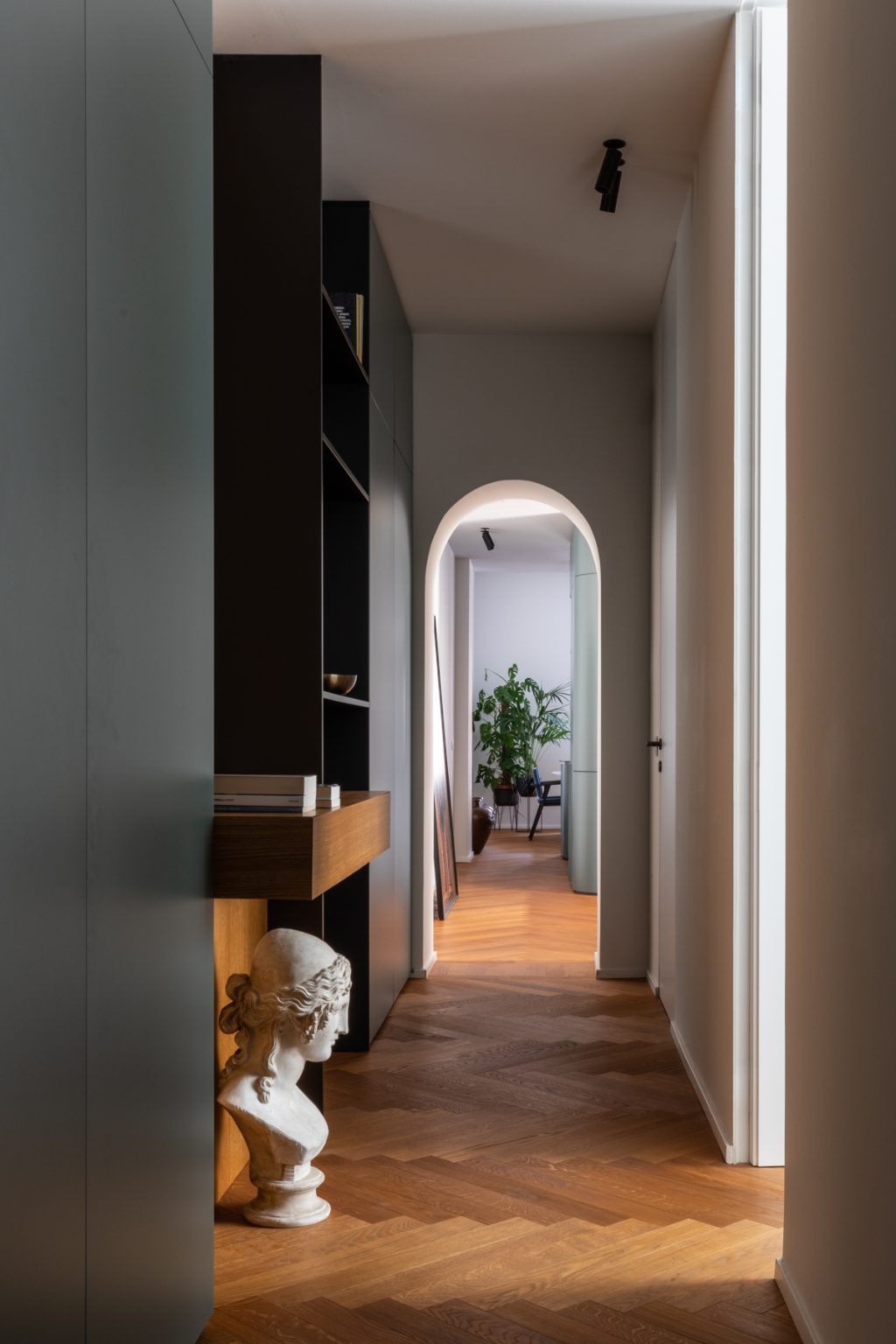 transformation of an apartment of the years . Icon Architects Associates apartment promenade. ph monicaspice