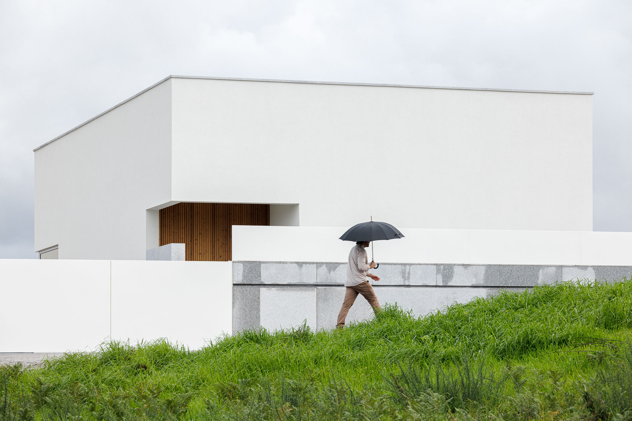 Esplorando il tema delle molteplici entrate: La casa unica a Santa Marinha di Helder da Rocha