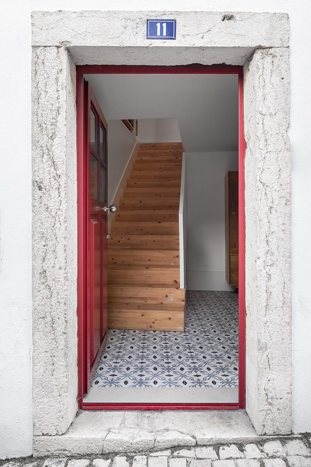 Keharmonian seni bina dan peningkatan kehidupan keluarga di Leiria. Rumah Matias Alves. Studio Joana Marcelino