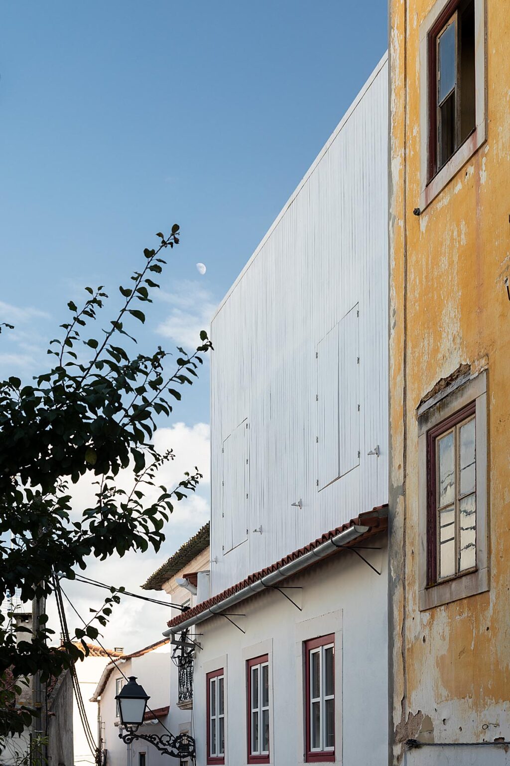 レイリアの建築の調和と家族生活の充実。 マティアス・アウベスの家。 ジョアナ マルセリーノ スタジオ