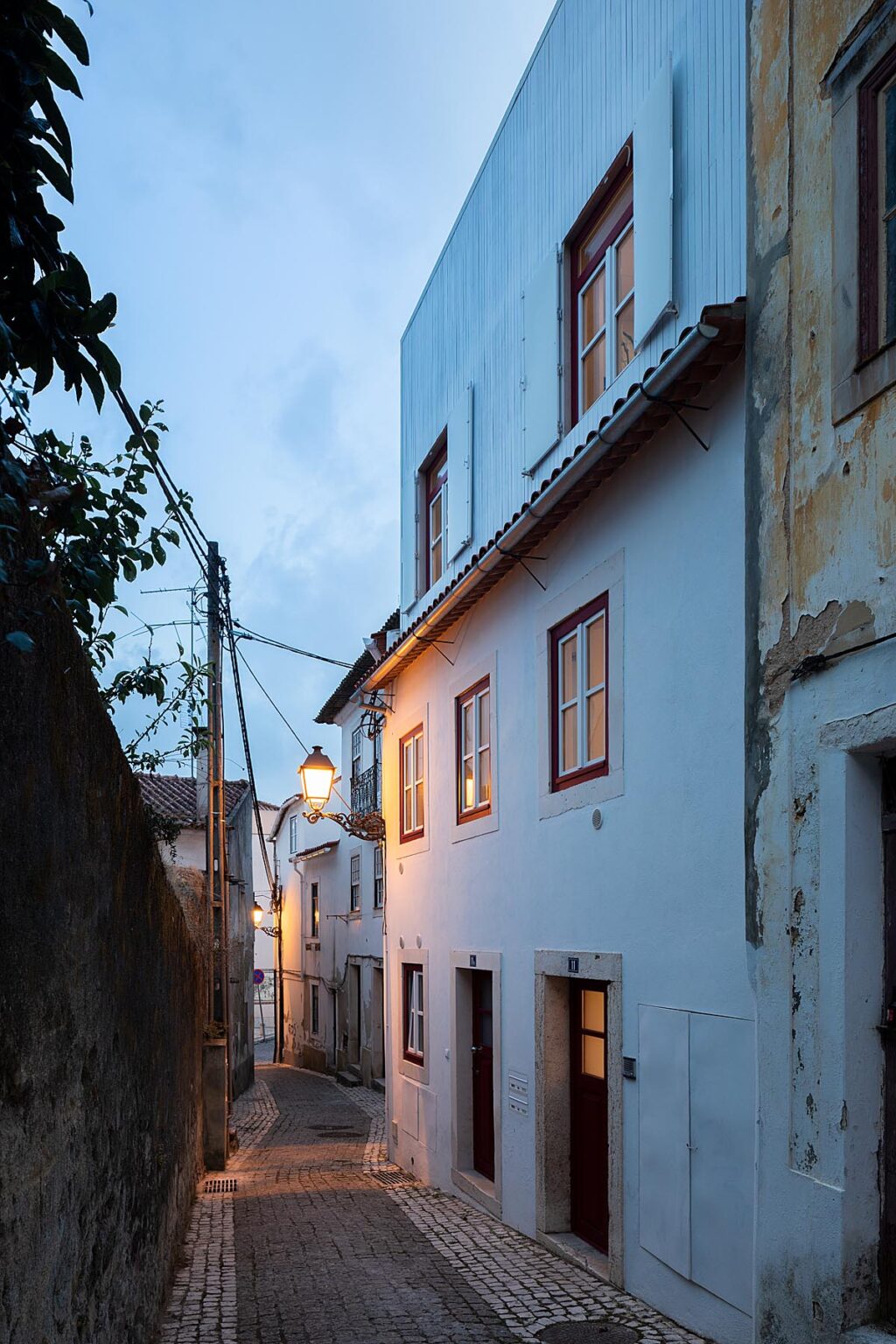 Keharmonisan arsitektur dan peningkatan kehidupan keluarga di Leiria. Rumah Matias Alves. Studio Joana Marcelino