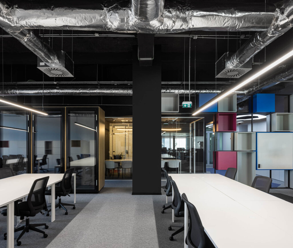 Bold by Devoteam Porte – tai miesto identitetą ir įmonės esmę atspindintis biuras. „Inception Architects Studio“.