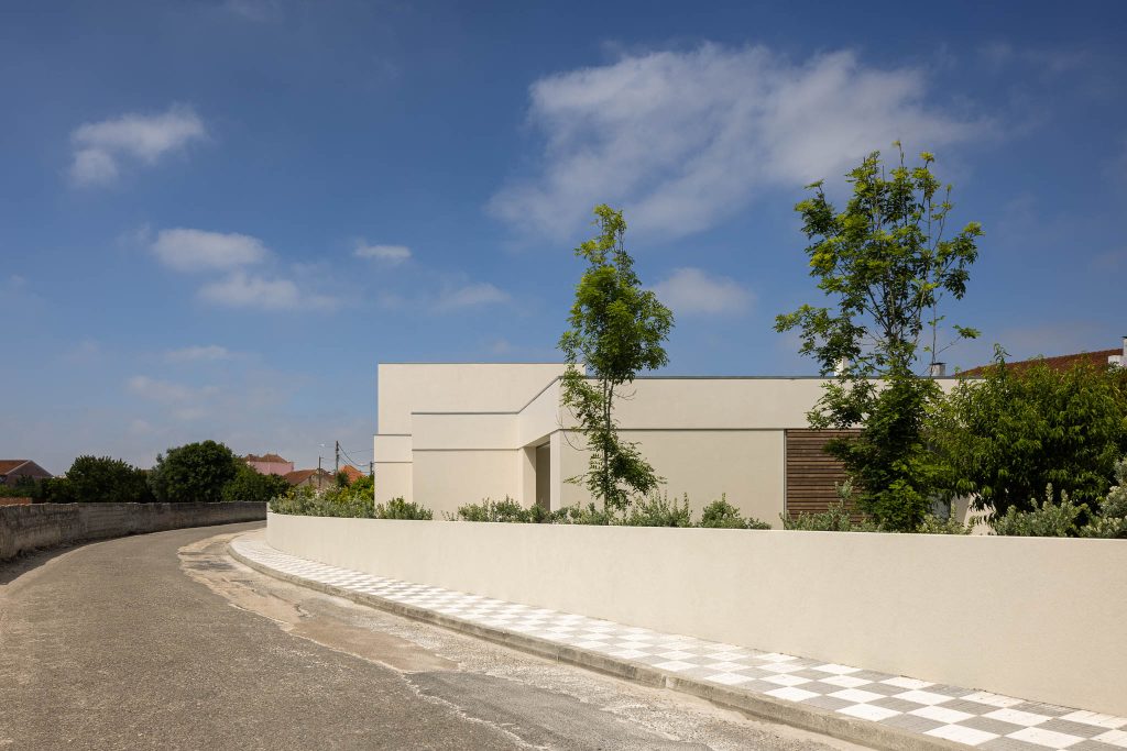 Ilhavo House An urban oasis amongst agricultural fields. M.senos arquitetos