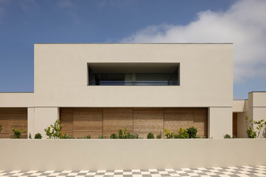 Ilhavo House An urban oasis amongst agricultural fields. M.senos arquitetos
