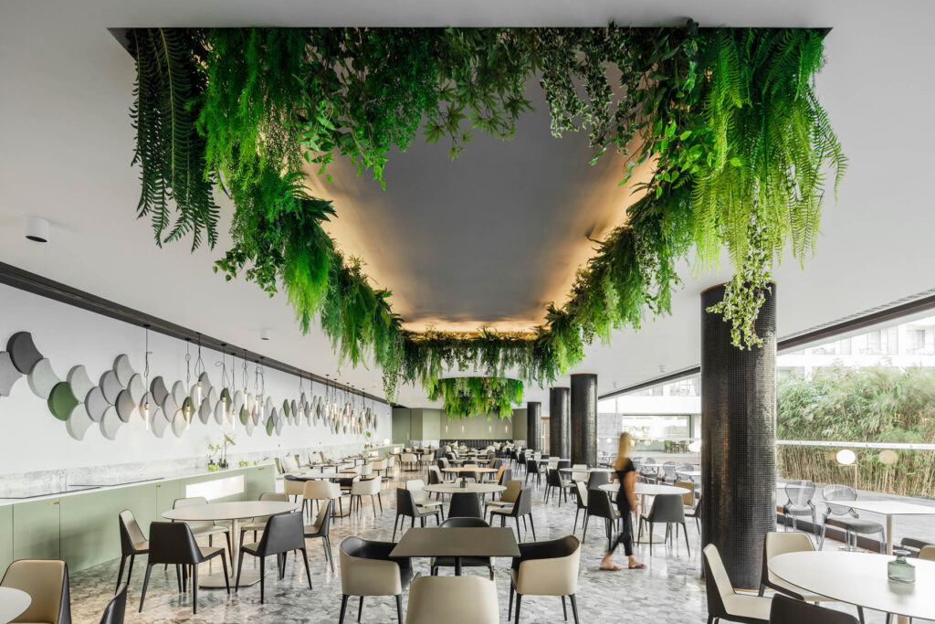 Koi Restaurant un voyage sensoriel à travers les jardins, les saveurs et l'architecture. architectes de boîtes