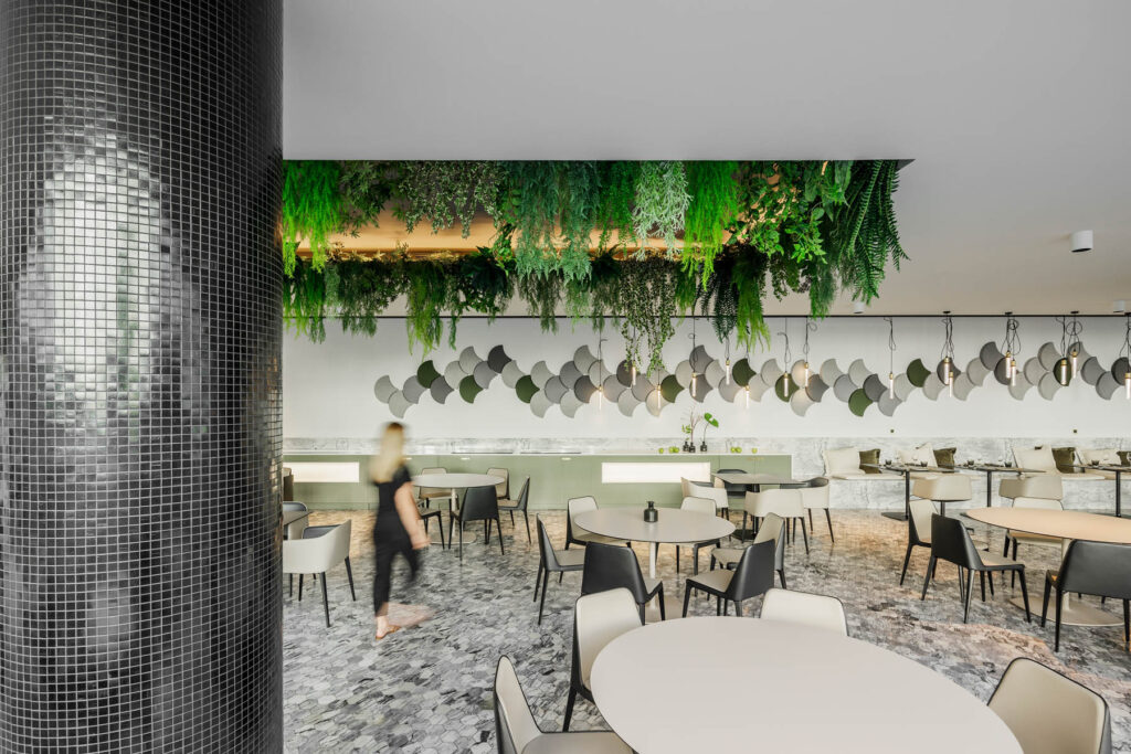 Das Koi Restaurant ist eine Sinnesreise durch Gärten, Aromen und Architektur. Box-Architekten