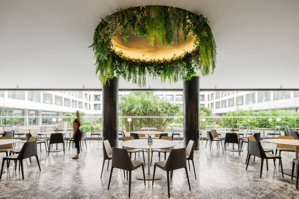 Koi Restaurant un voyage sensoriel à travers les jardins, les saveurs et l'architecture. architectes de boîtes