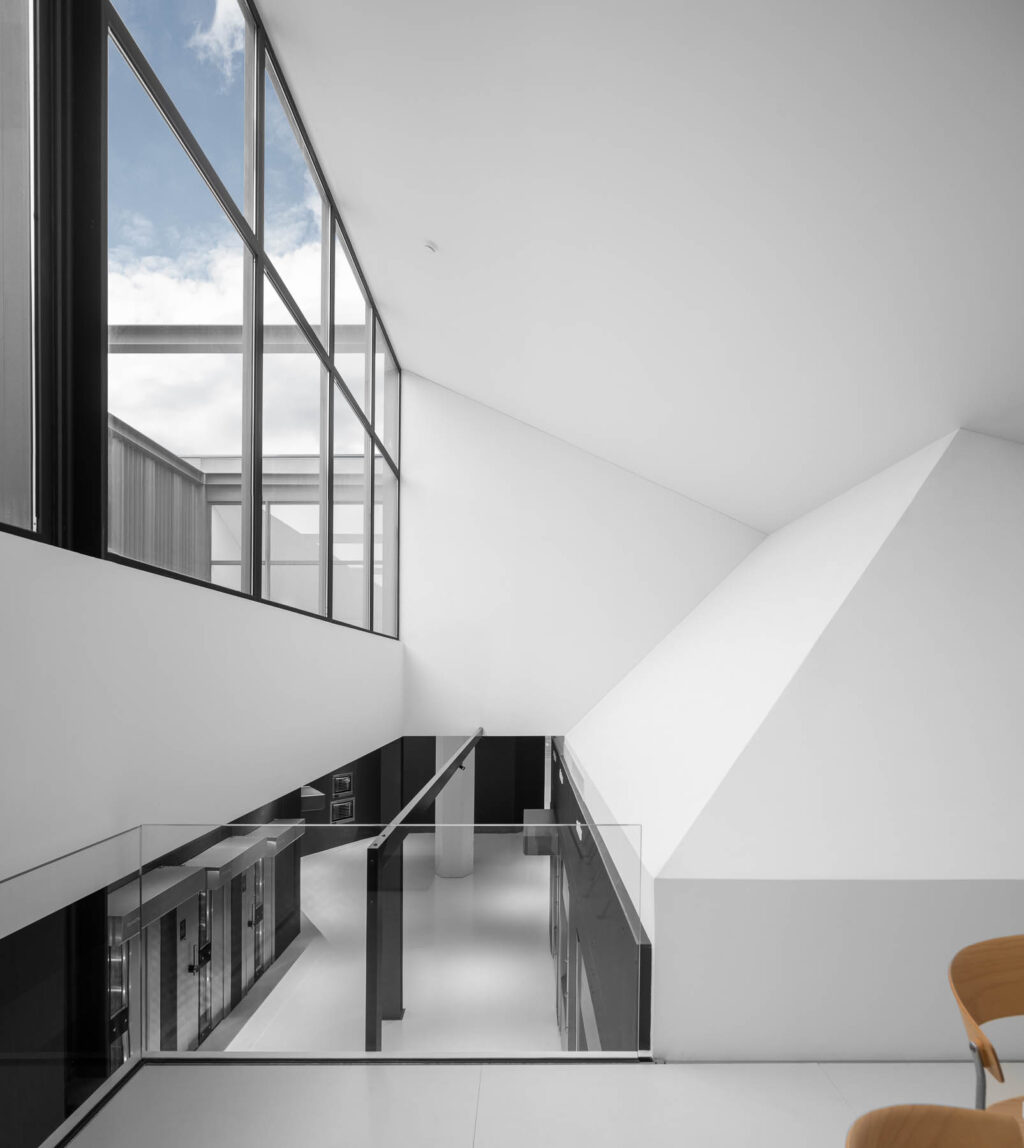 Sanierung und Innovation eines Industriegebäudes. Espaco Objecto Arquitetura Design Lda