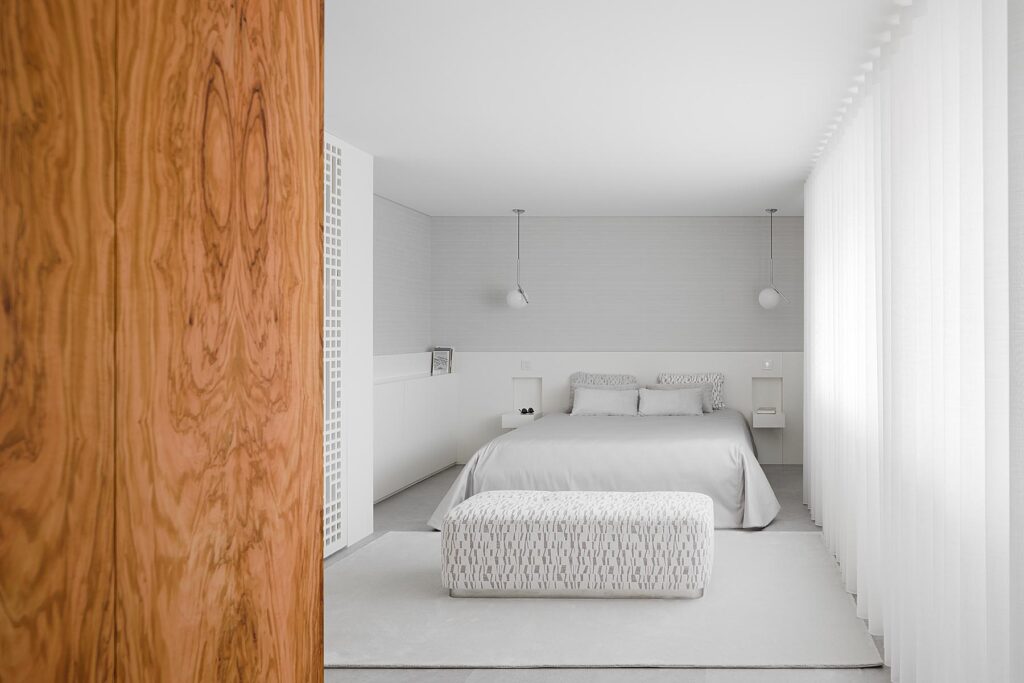 Un apartamento totalmente blanco con una vista impresionante del océano. Apartamento Sao Felix Paolo Moreira Arquitecturas
