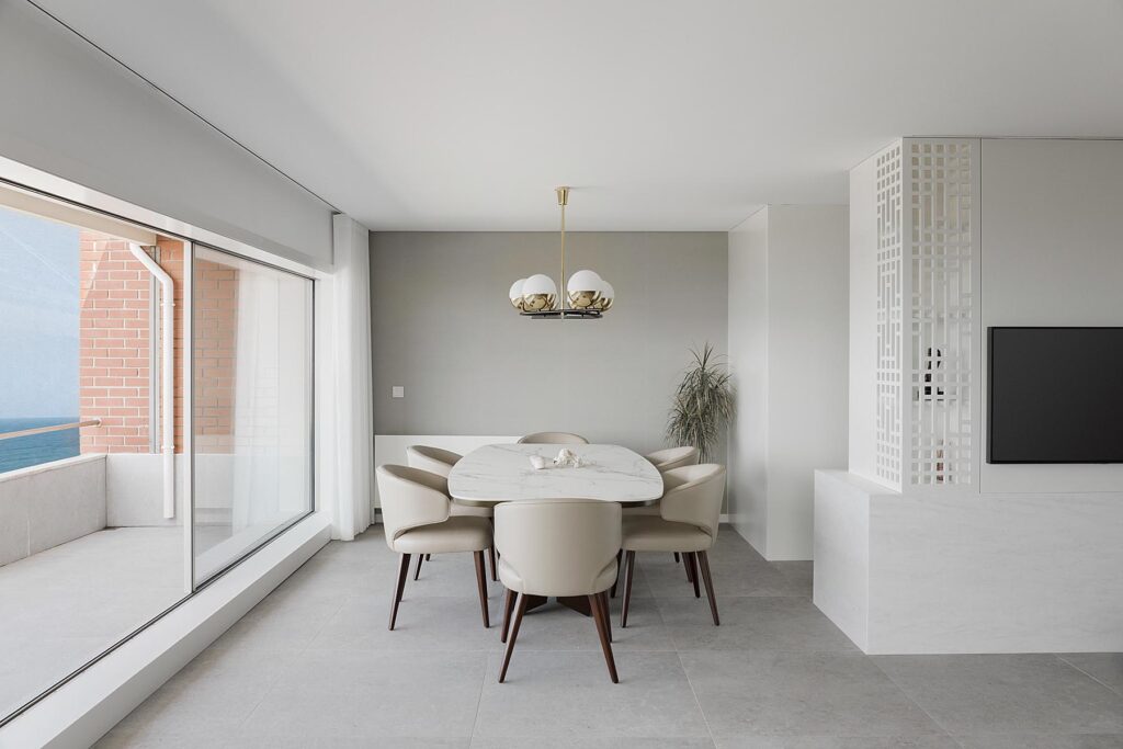 Sebuah apartmen putih lengkap dengan pemandangan lautan yang menakjubkan. Apartment Sao Felix Paolo Moreira Architectures