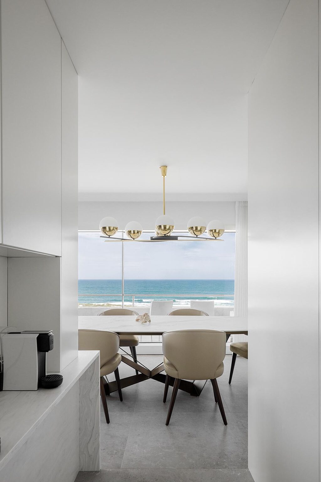 Eine völlig weiße Wohnung mit einem atemberaubenden Blick auf das Meer. Wohnung Sao Felix Paolo Moreira Architectures