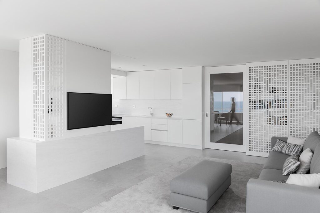 Um apartamento totalmente branco com uma vista deslumbrante para o oceano. Apartamento São Félix Paolo Moreira Arquiteturas