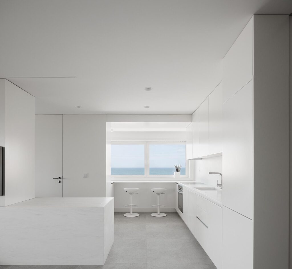 A total white apartment with a breathtaking view of the ocean. Apartment Sao Felix Paolo Moreira Architectures
