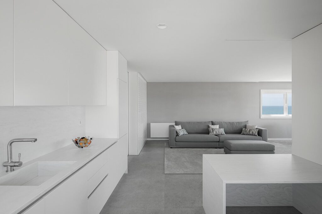 海を望む真っ白なアパートメント。 アパートメント サン フェリックス パオロ モレイラ アーキテクチャズ