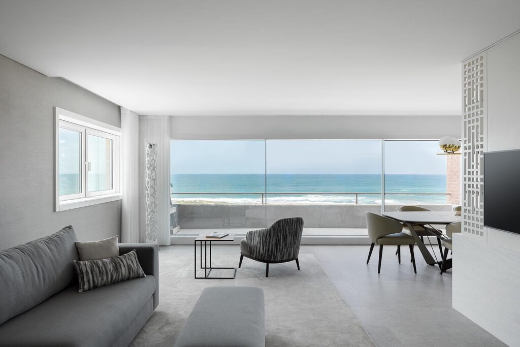 Ένα ολόλευκο διαμέρισμα με εκπληκτική θέα στον ωκεανό. Διαμέρισμα Sao Felix Paolo Moreira Architectures