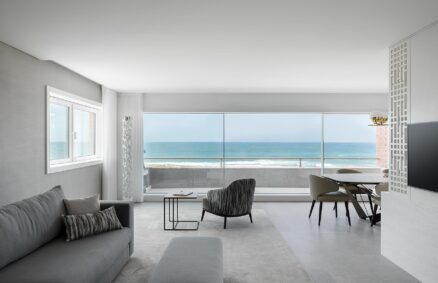 A total white apartment with a breathtaking view of the ocean. Apartment Sao Felix Paolo Moreira Architectures