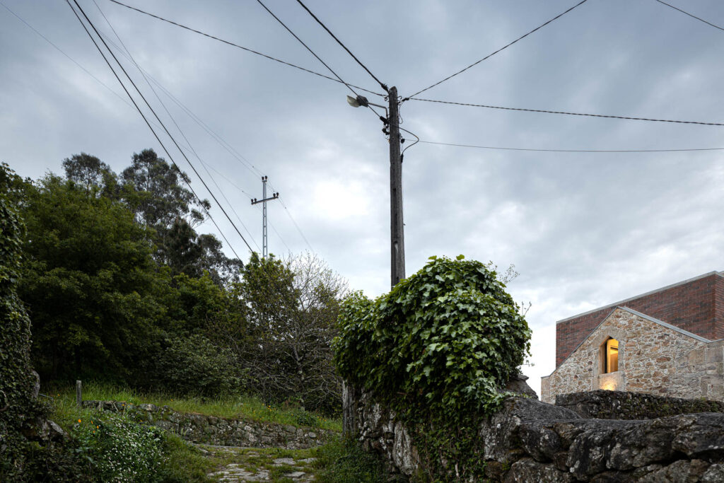 Ένα σπίτι σε ερείπιο η σύγκρουση μνήμης και σύγχρονων αναγκών. the BOX house του Tiago Sousa
