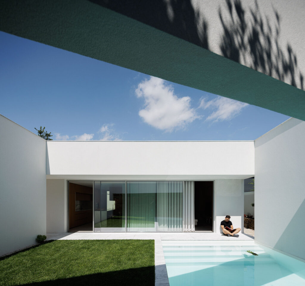 Uma arquitetura que desafia as convenções e cria espaços emocionais. Forte House by Pema Studio