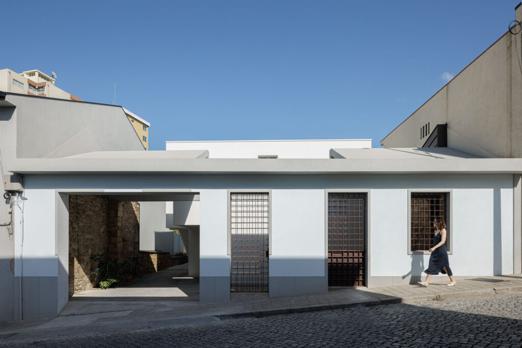 Una arquitectura que desafía las convenciones y crea espacios emocionales. Casa Forte de Pema Studio