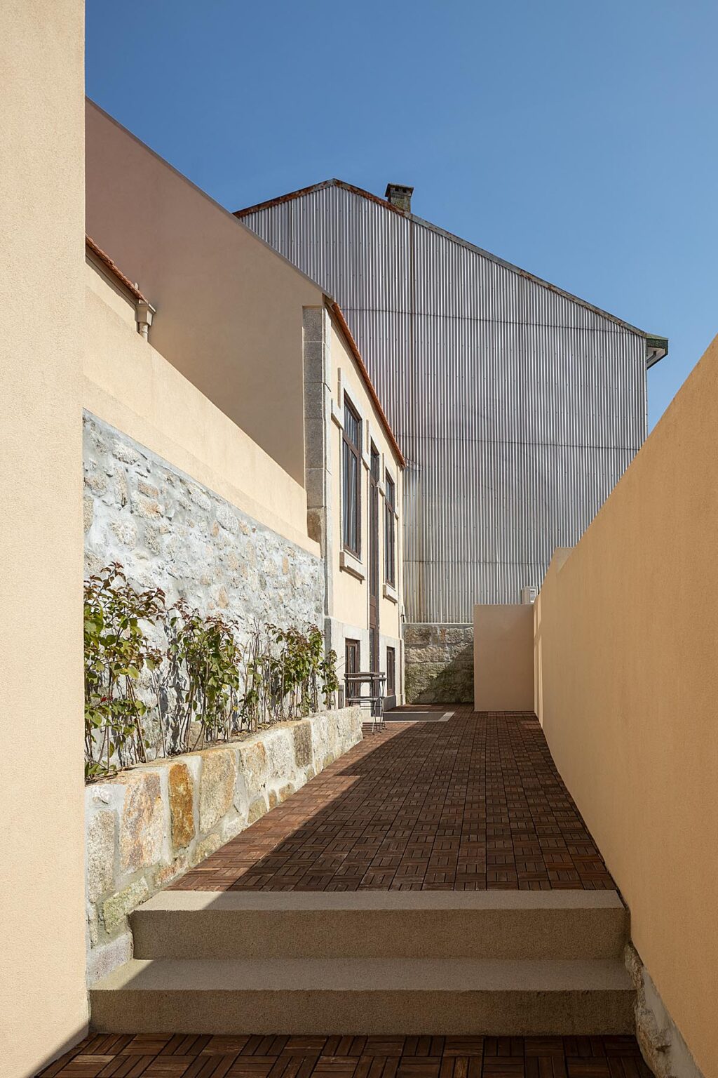 A harmonious fusion of ruined buildings subject to an exceptional building recovery. At Casa do Campo Lindo. Ren Ito Arq