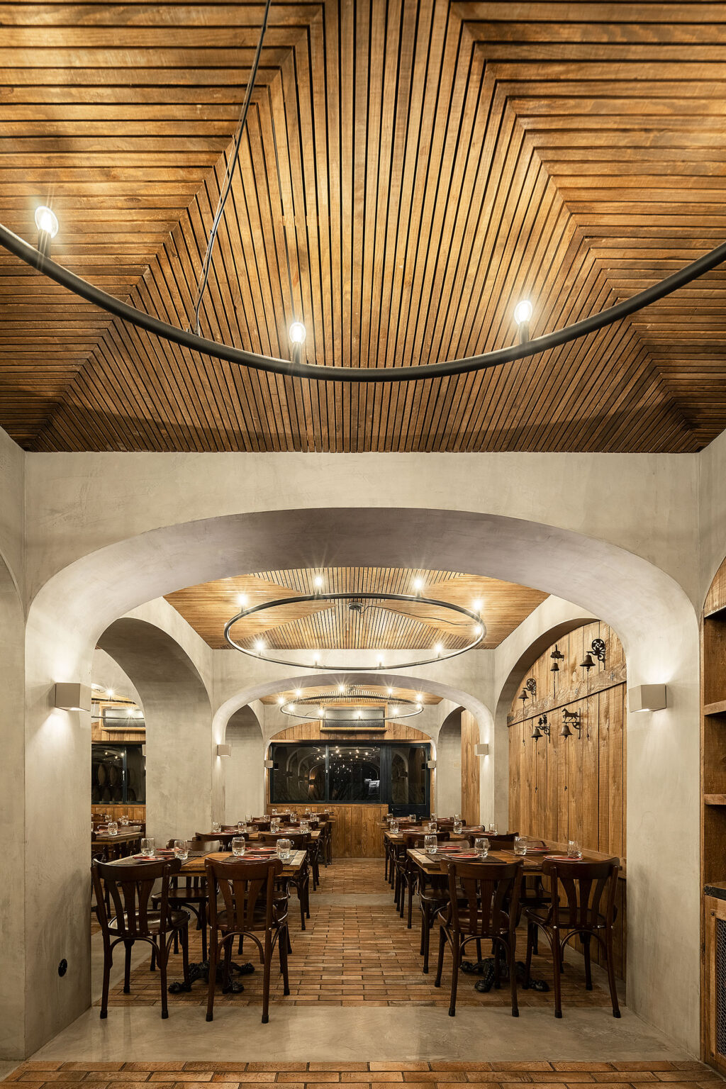 Une expérience unique dans une ambiance cave. Restaurant BARRIL. PAULO MERLINI architectes