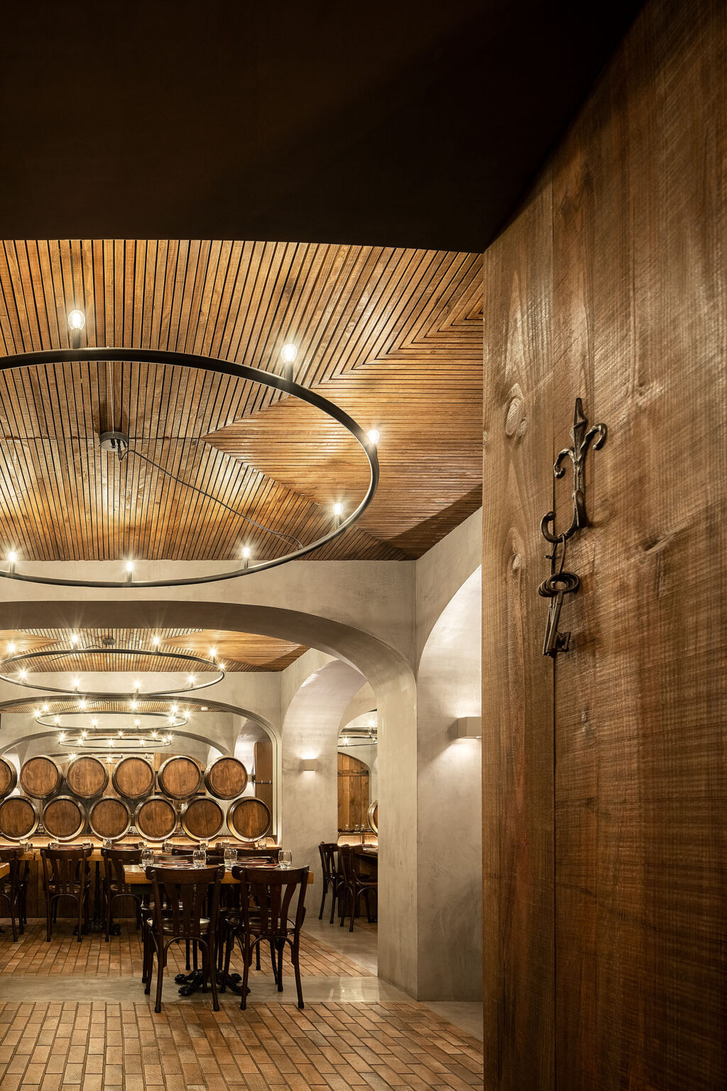 A unique experience in a cellar atmosphere. BARRIL restaurant. PAULO MERLINI architects