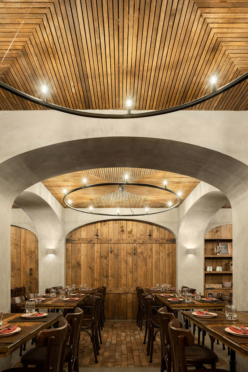 セラーの雰囲気の中でのユニークな体験。 バリルレストラン。 パウロ・メルリーニの建築家