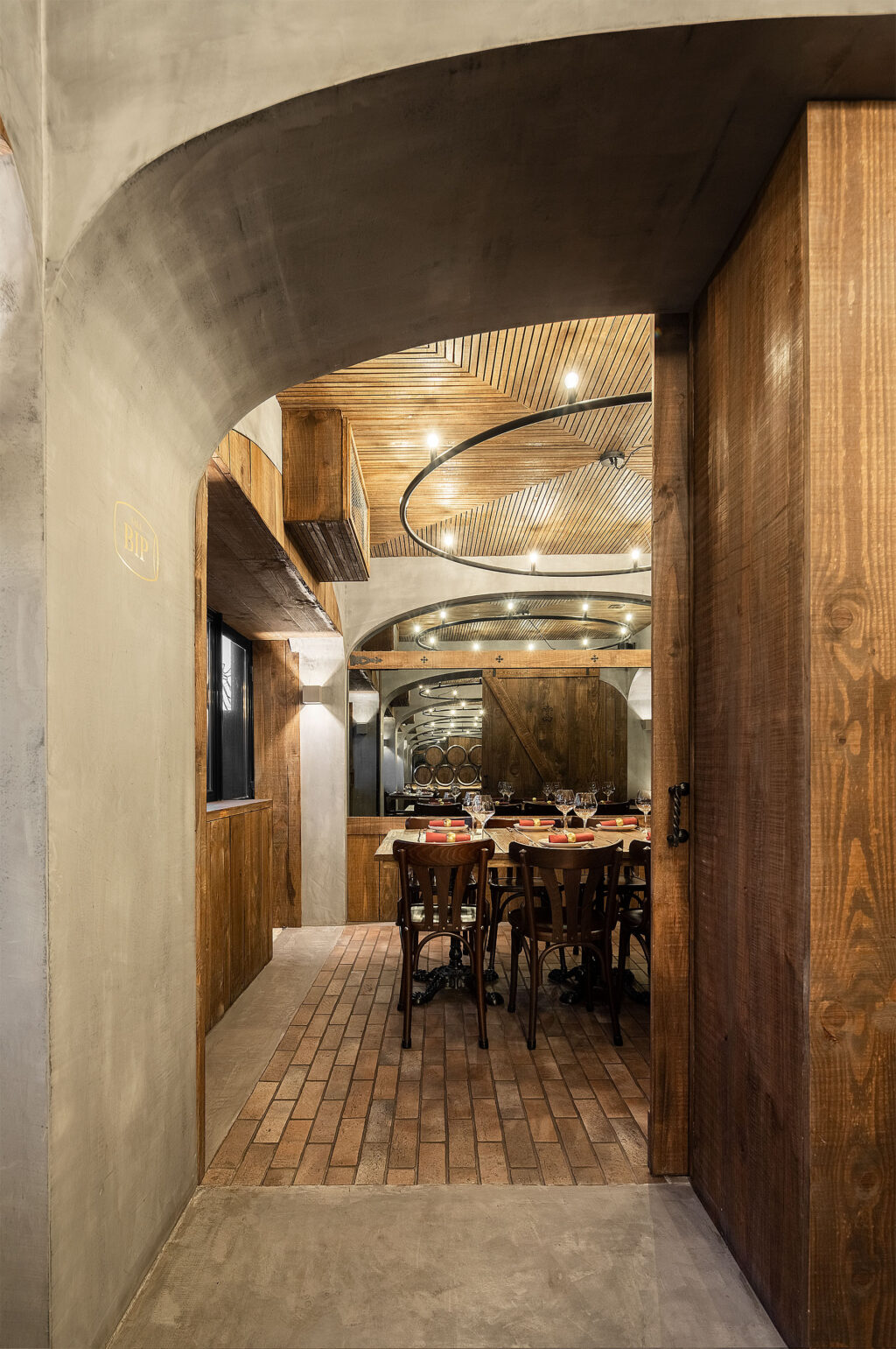 Pengalaman unik dalam suasana ruang bawah tanah. restoran BARRIL. Arsitek PAULO MERLINI