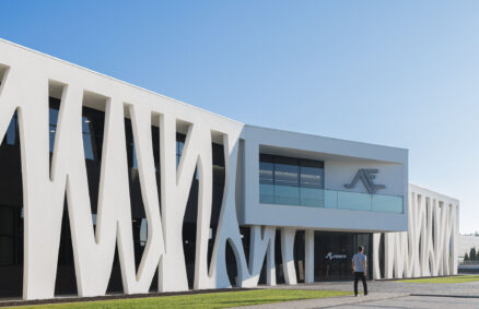 βιομηχανικό κτίριο Ferneto Α.Ε. Εκεί που η τέχνη της αρτοποιίας δένει με την αρχιτεκτονική. Romulo Neto Architects LDA
